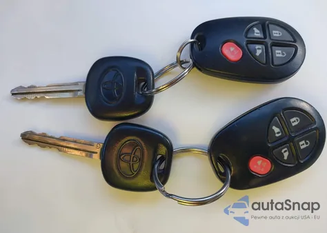 2014 Toyota Sienna Le V6 8 Passenger z USA, uszkodzony, nr VIN 5TDKK3DCXES484904